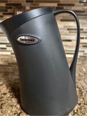 Tupperware MiGo Tilted Insulated Carafe Black 32oz Thermos